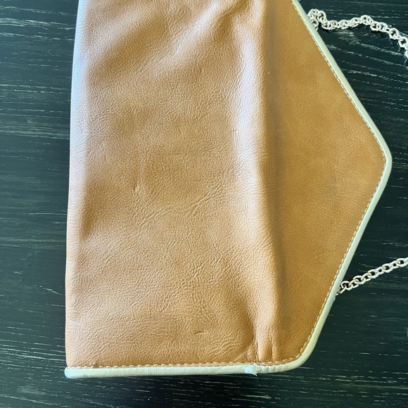 Big Buddha Santa Barbara green and tan clutch or shoulder purse with chain - Picture 5 of 9